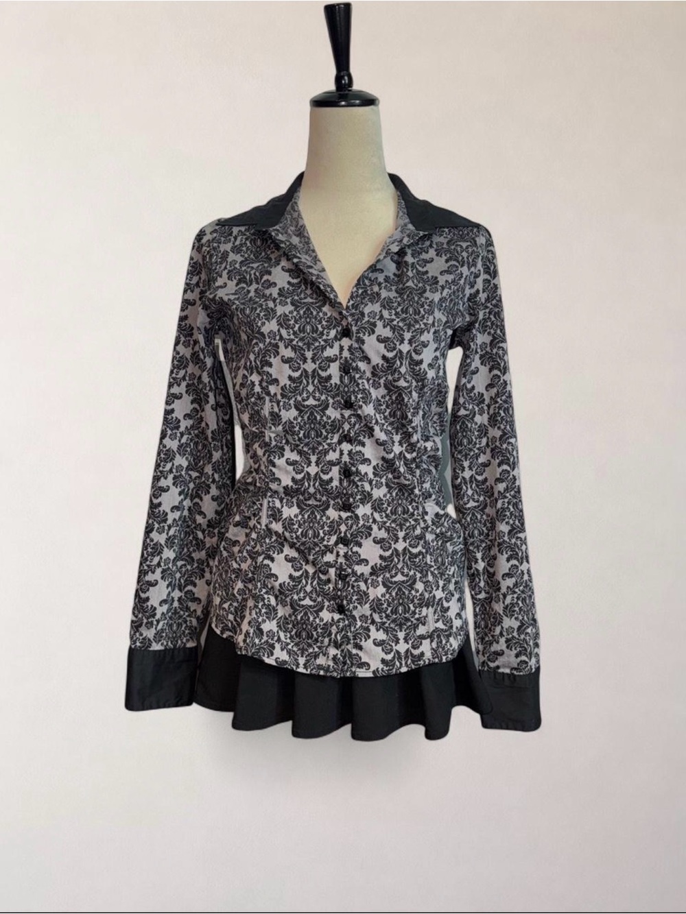 New York & Company Stretch Gray Black Damask Button Up Blouse Size M